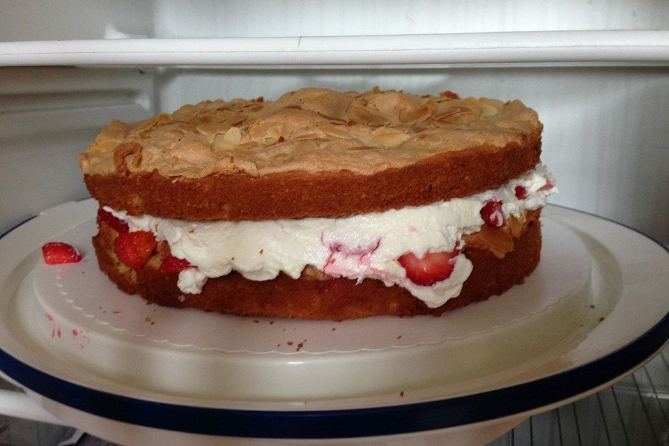 Schneemousse-Erdbeertorte Schneemousse-Erdbeertorte