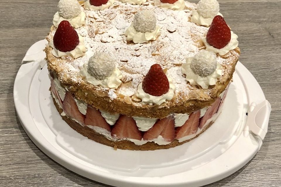 Schneemousse-Erdbeertorte Schneemousse-Erdbeertorte