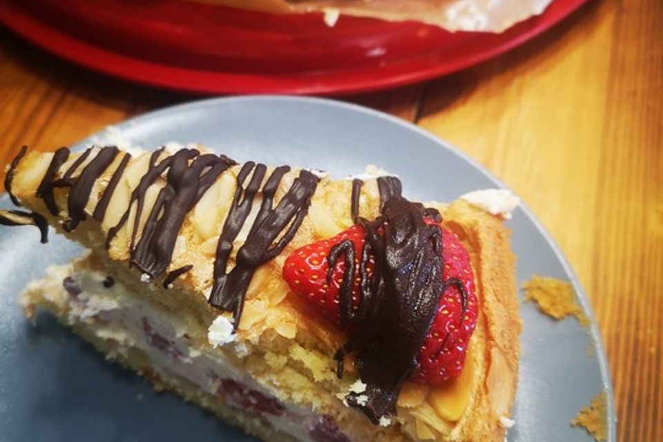 Schneemousse-Erdbeertorte Schneemousse-Erdbeertorte