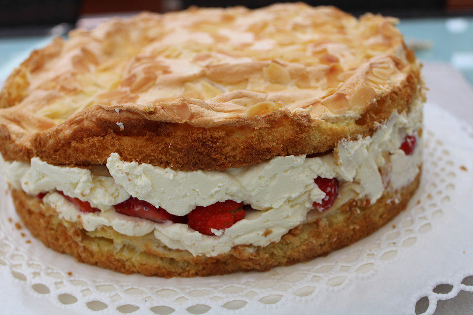 Schneemousse-Erdbeertorte Schneemousse-Erdbeertorte