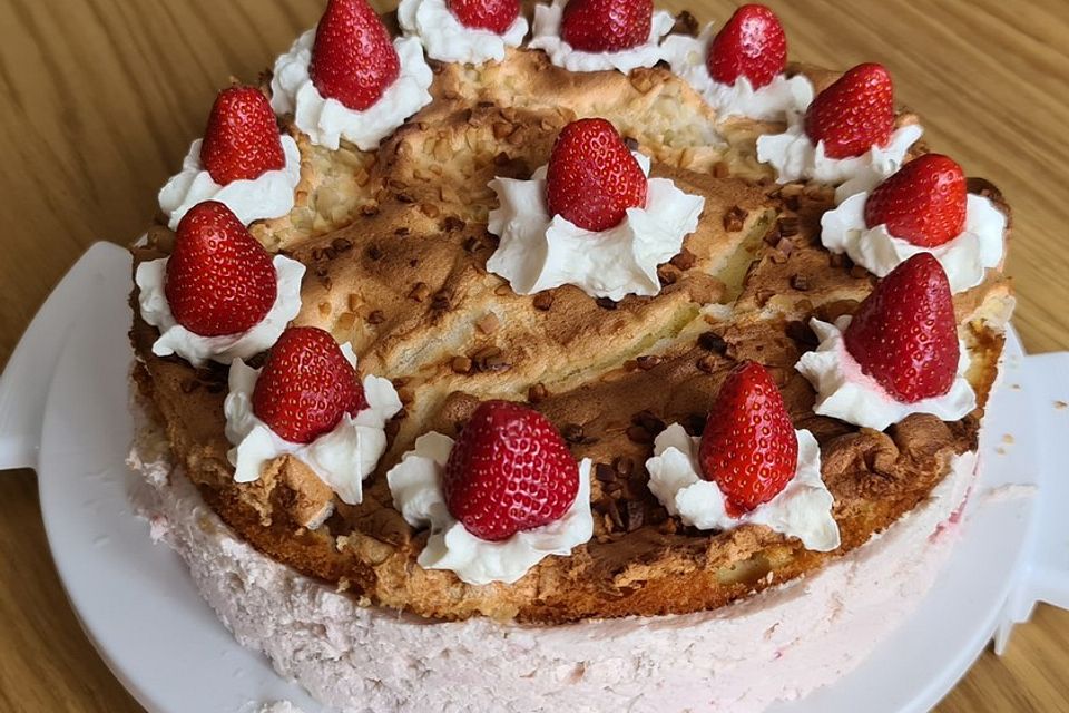 Schneemousse-Erdbeertorte Schneemousse-Erdbeertorte