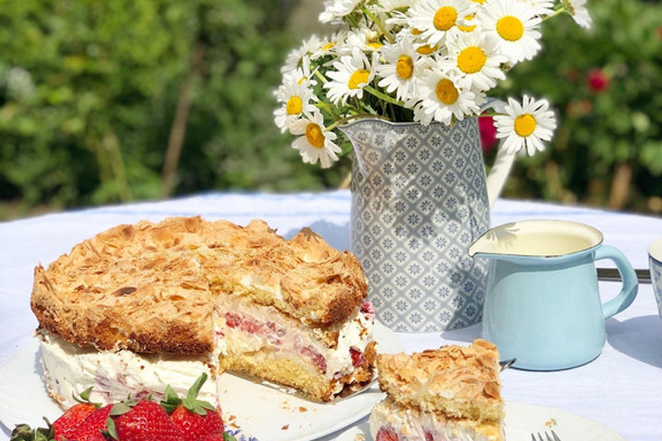 Schneemousse-Erdbeertorte Schneemousse-Erdbeertorte
