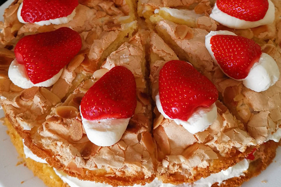 Schneemousse-Erdbeertorte Schneemousse-Erdbeertorte