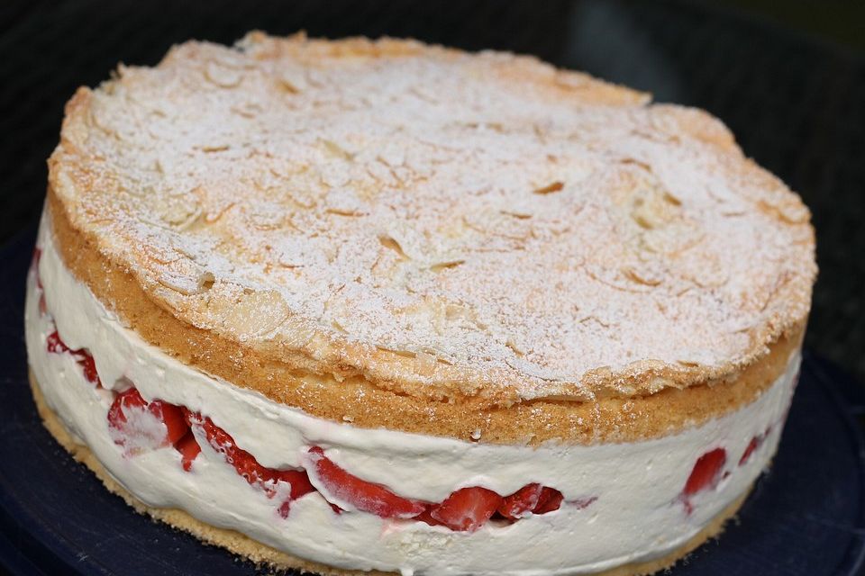 Schneemousse-Erdbeertorte Schneemousse-Erdbeertorte
