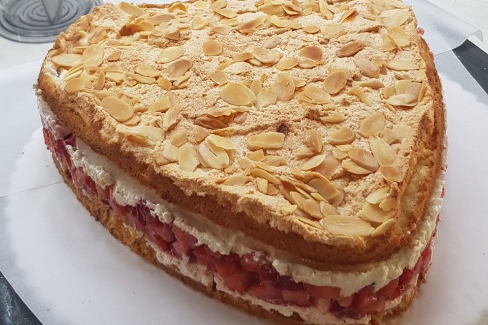 Schneemousse-Erdbeertorte Schneemousse-Erdbeertorte
