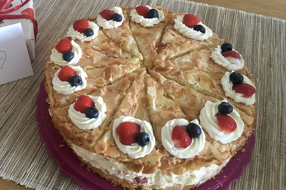 Schneemousse-Erdbeertorte Schneemousse-Erdbeertorte