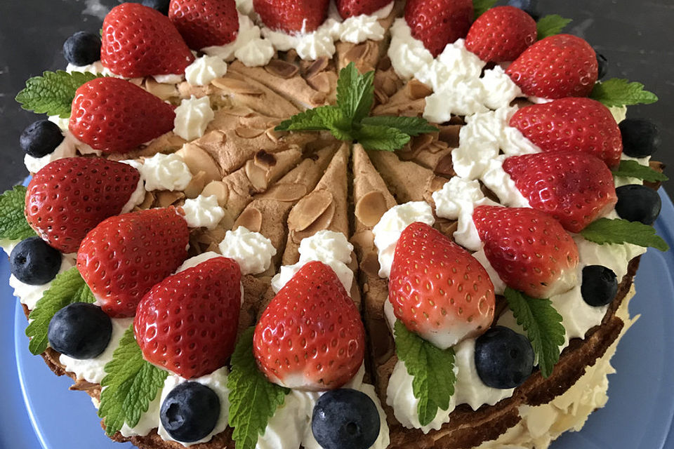 Schneemousse-Erdbeertorte Schneemousse-Erdbeertorte