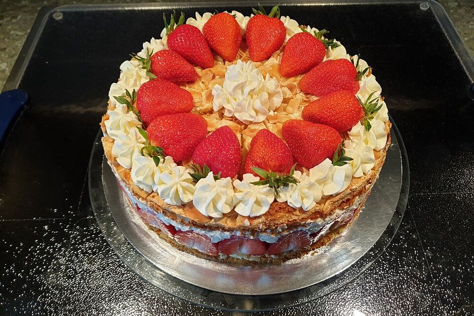 Schneemousse-Erdbeertorte Schneemousse-Erdbeertorte
