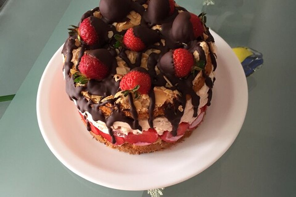 Schneemousse-Erdbeertorte Schneemousse-Erdbeertorte