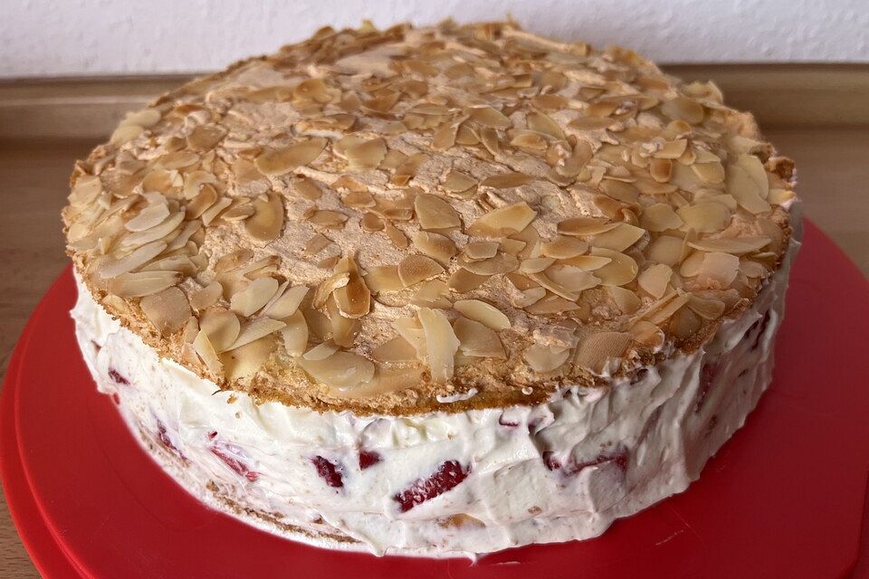 Schneemousse-Erdbeertorte Schneemousse-Erdbeertorte
