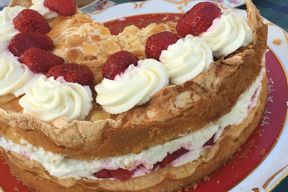 Schneemousse-Erdbeertorte Schneemousse-Erdbeertorte