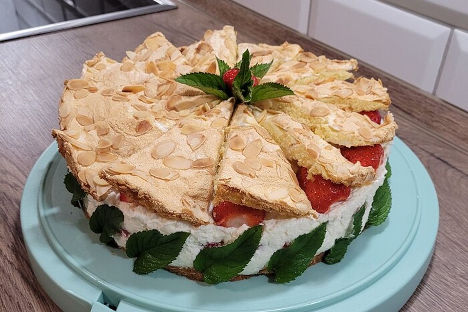 Schneemousse-Erdbeertorte Schneemousse-Erdbeertorte
