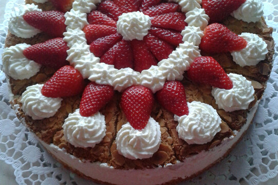 Schneemousse-Erdbeertorte Schneemousse-Erdbeertorte