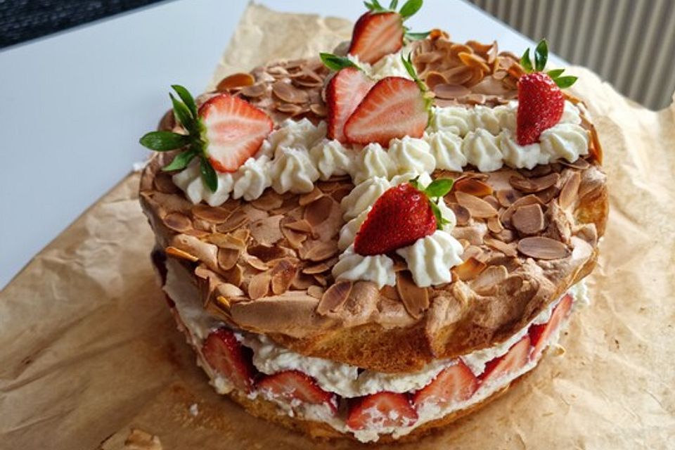 Schneemousse-Erdbeertorte Schneemousse-Erdbeertorte