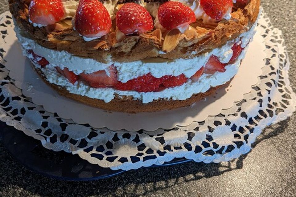 Schneemousse-Erdbeertorte Schneemousse-Erdbeertorte