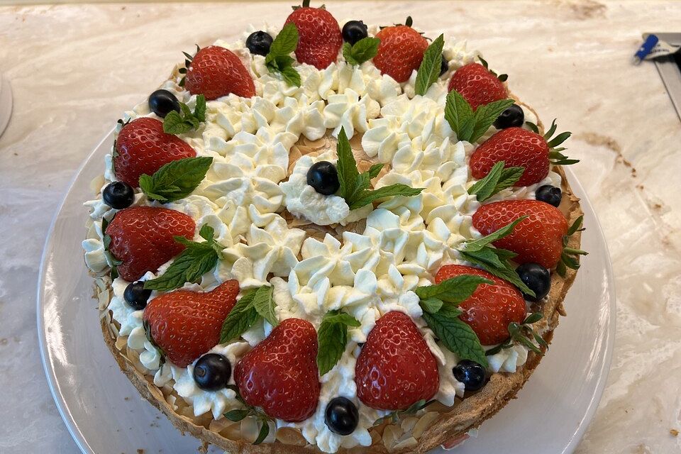 Schneemousse-Erdbeertorte Schneemousse-Erdbeertorte