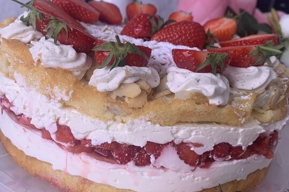 Schneemousse-Erdbeertorte Schneemousse-Erdbeertorte