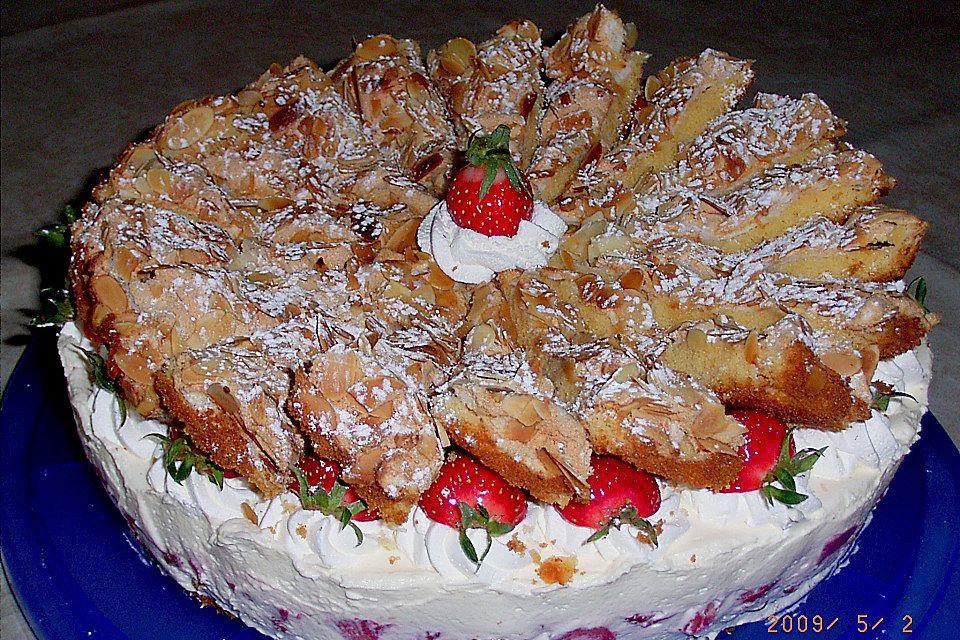 Schneemousse-Erdbeertorte Schneemousse-Erdbeertorte