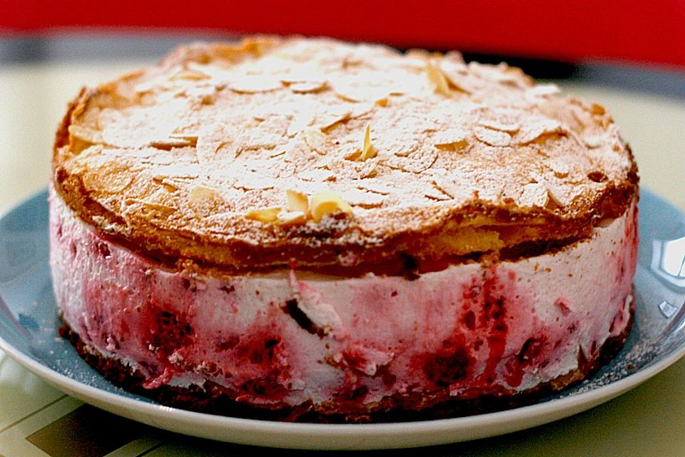 Schneemousse-Erdbeertorte Schneemousse-Erdbeertorte