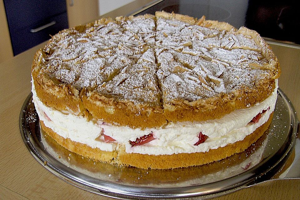 Schneemousse-Erdbeertorte Schneemousse-Erdbeertorte