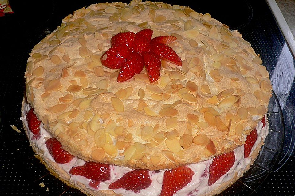Schneemousse-Erdbeertorte Schneemousse-Erdbeertorte
