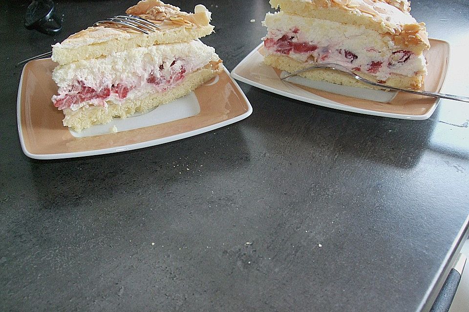 Schneemousse-Erdbeertorte Schneemousse-Erdbeertorte