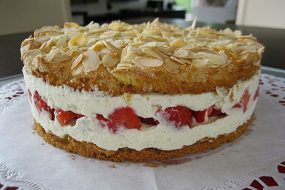 Schneemousse-Erdbeertorte Schneemousse-Erdbeertorte