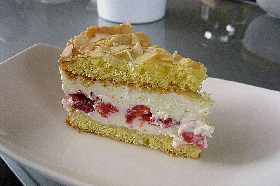 Schneemousse-Erdbeertorte Schneemousse-Erdbeertorte