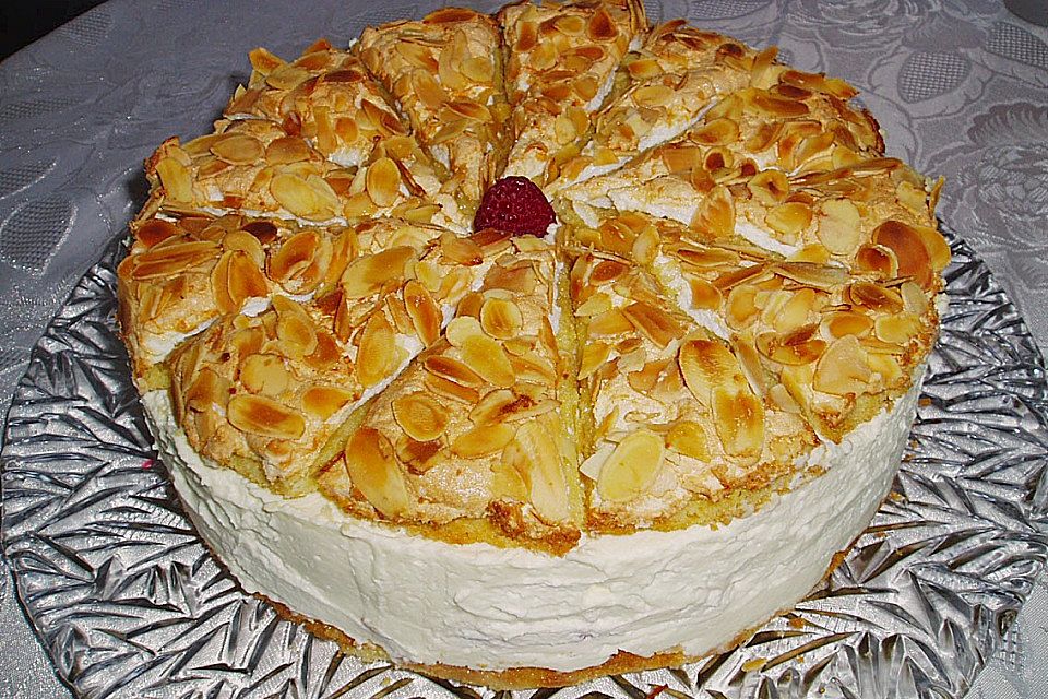 Schneemousse-Erdbeertorte Schneemousse-Erdbeertorte