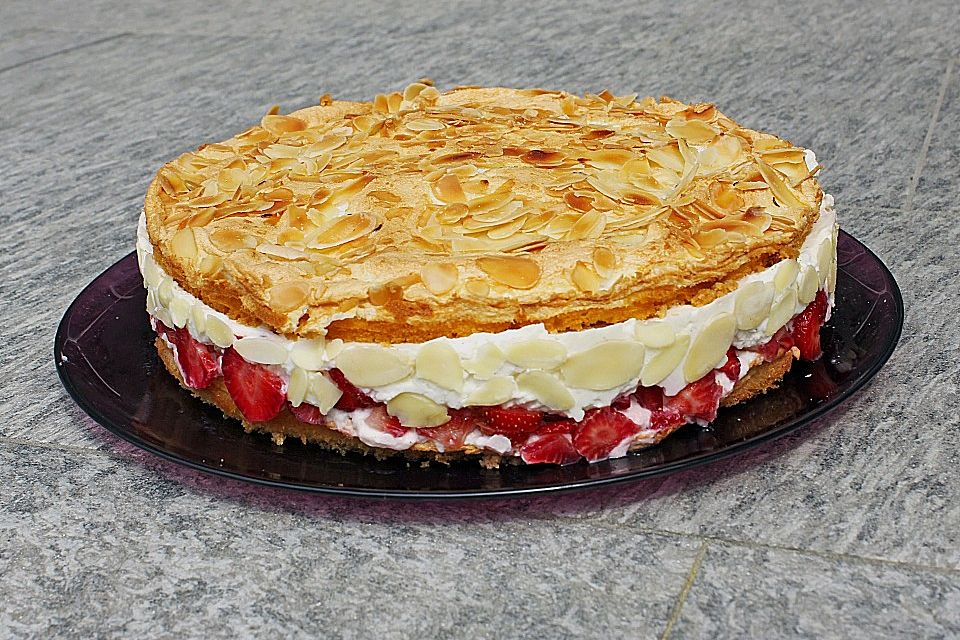Schneemousse-Erdbeertorte Schneemousse-Erdbeertorte