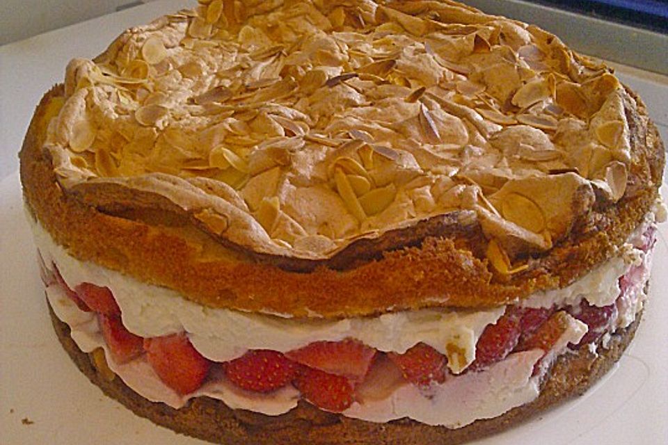 Schneemousse-Erdbeertorte Schneemousse-Erdbeertorte