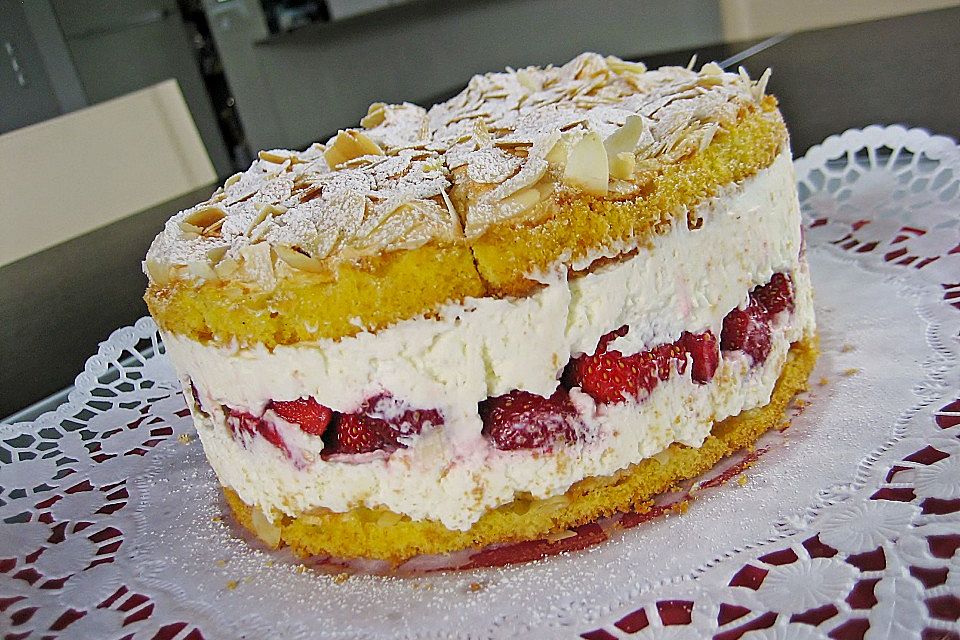 Schneemousse-Erdbeertorte Schneemousse-Erdbeertorte