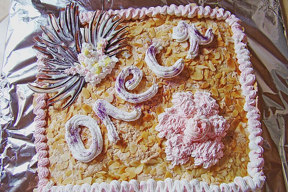 Schneemousse-Erdbeertorte Schneemousse-Erdbeertorte