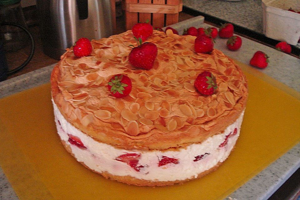 Schneemousse-Erdbeertorte Schneemousse-Erdbeertorte