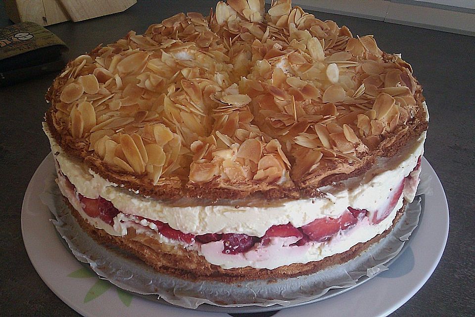 Schneemousse-Erdbeertorte Schneemousse-Erdbeertorte
