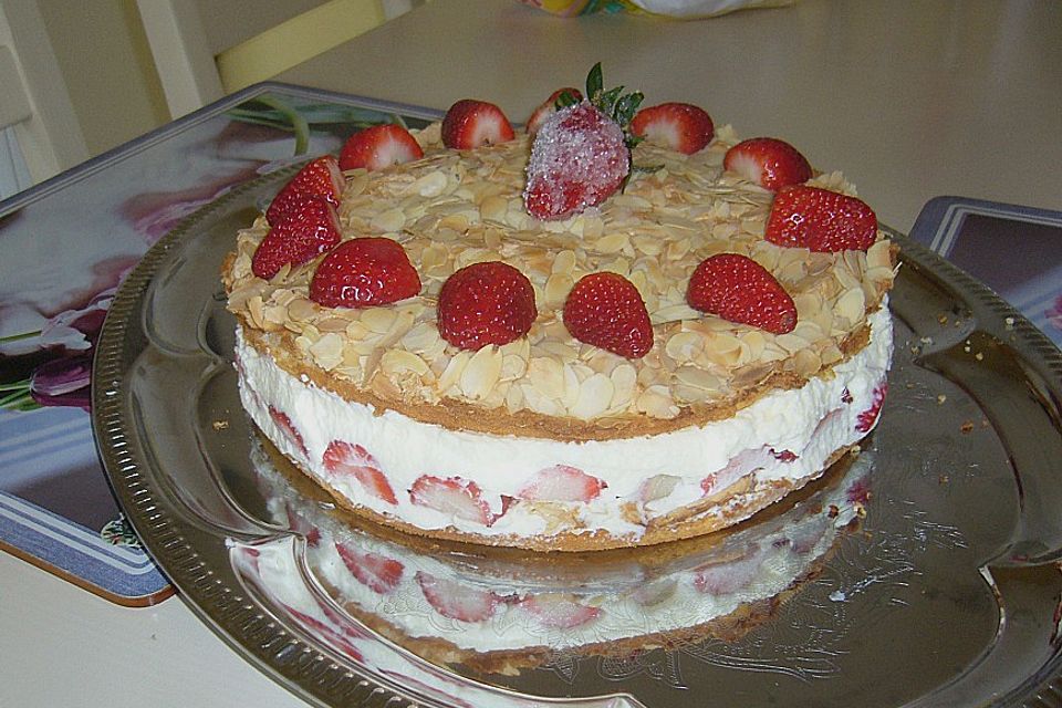 Schneemousse-Erdbeertorte Schneemousse-Erdbeertorte