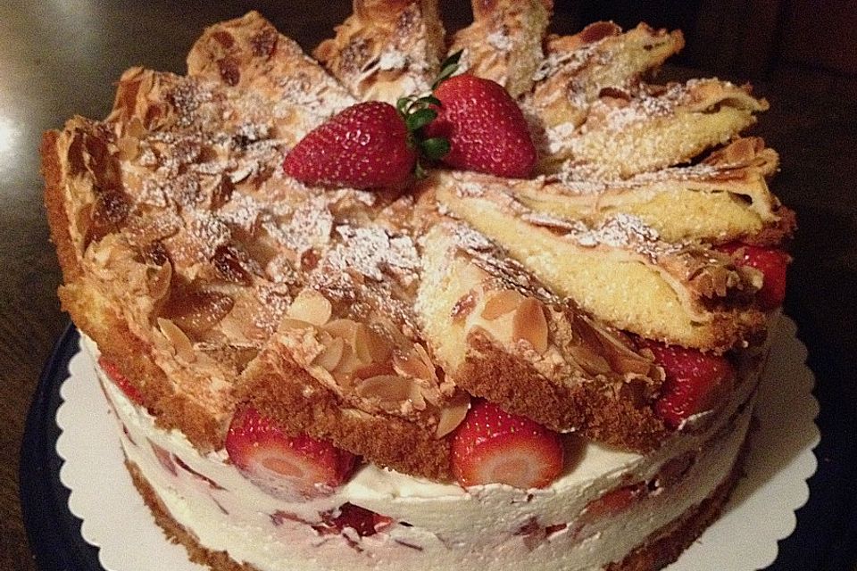 Schneemousse-Erdbeertorte Schneemousse-Erdbeertorte