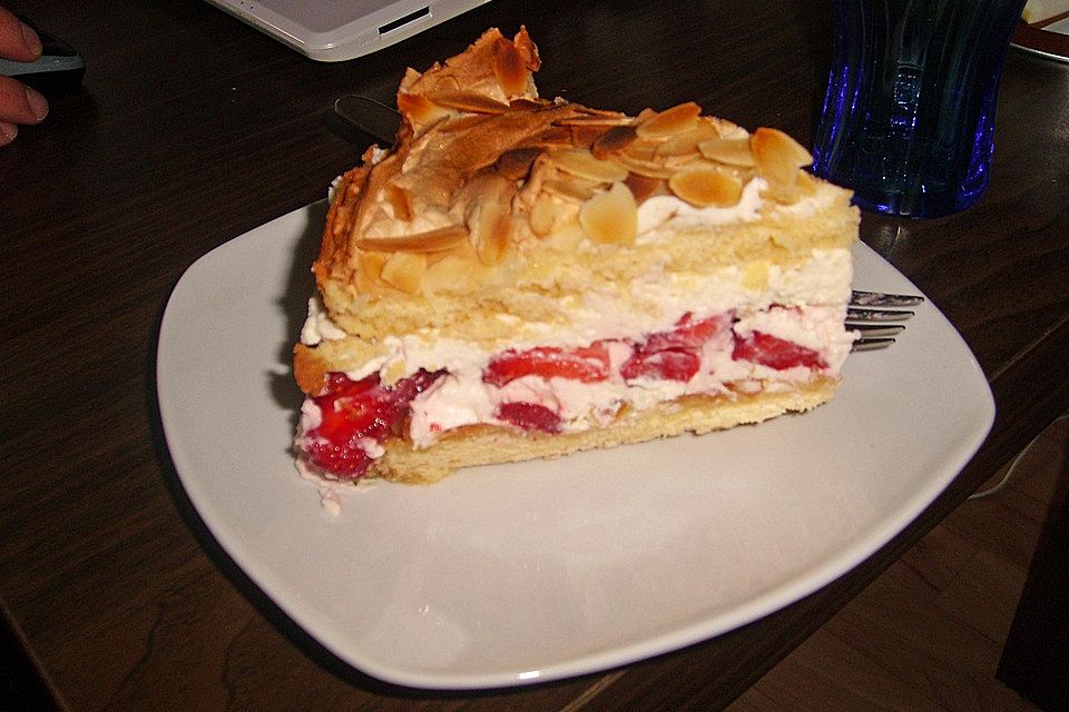 Schneemousse-Erdbeertorte Schneemousse-Erdbeertorte