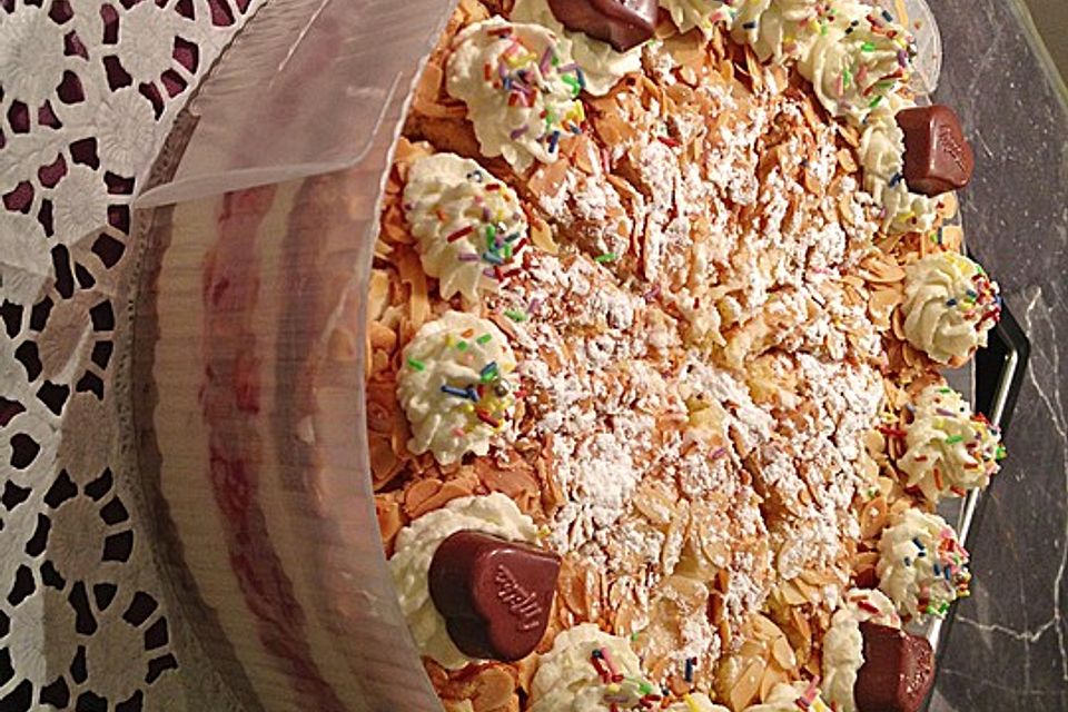 Schneemousse-Erdbeertorte Schneemousse-Erdbeertorte