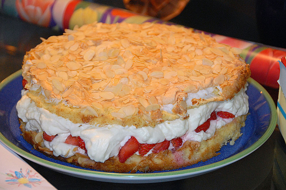 Schneemousse-Erdbeertorte Schneemousse-Erdbeertorte