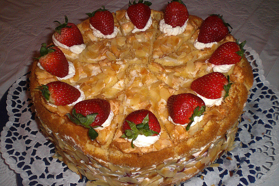 Schneemousse-Erdbeertorte Schneemousse-Erdbeertorte