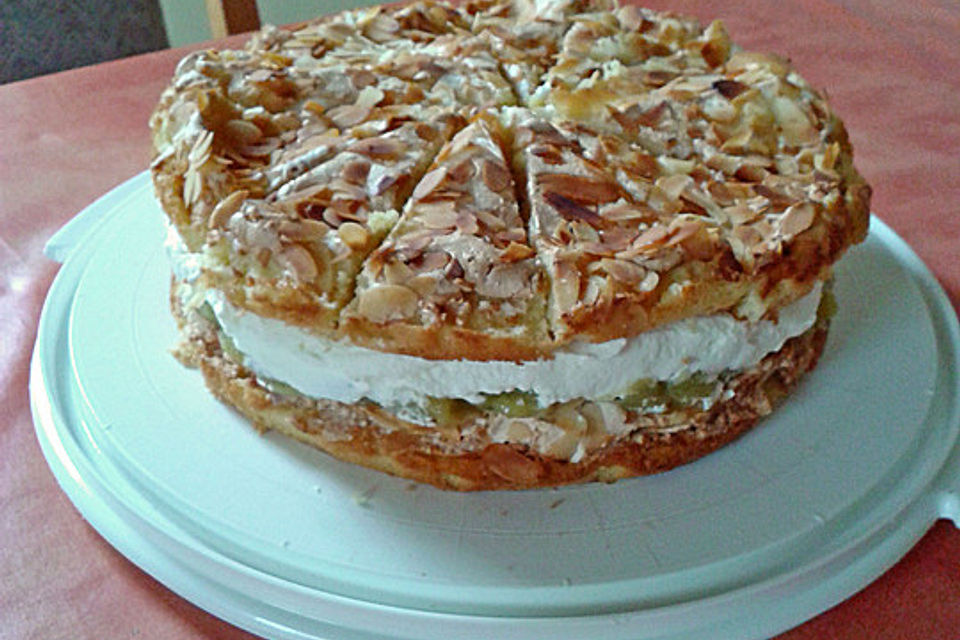 Schneemousse-Erdbeertorte Schneemousse-Erdbeertorte