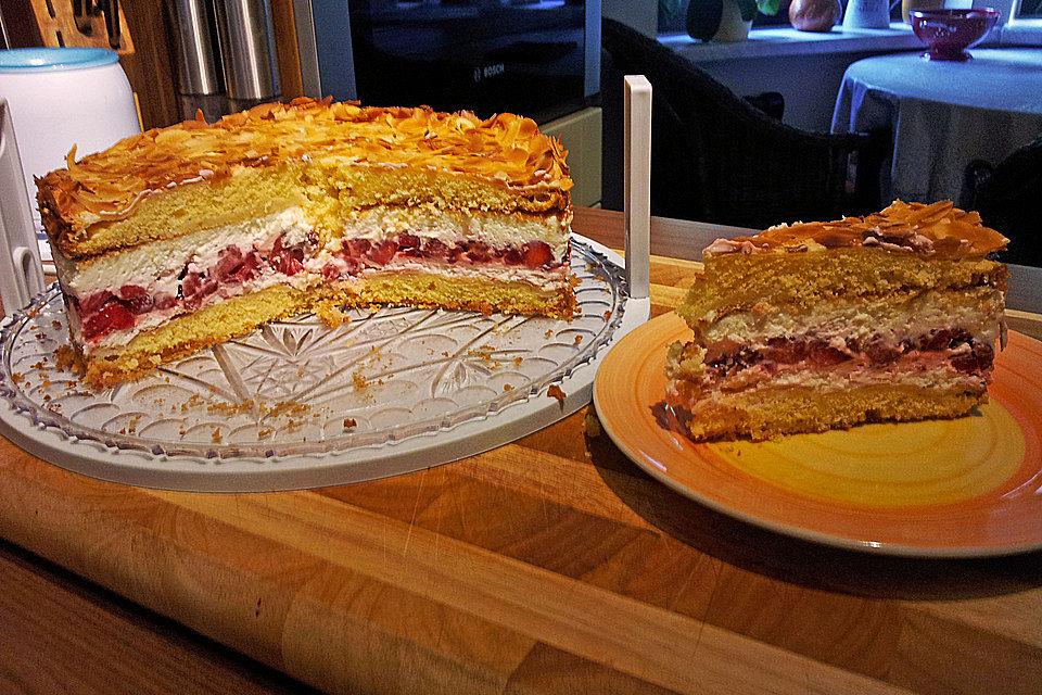 Schneemousse-Erdbeertorte Schneemousse-Erdbeertorte