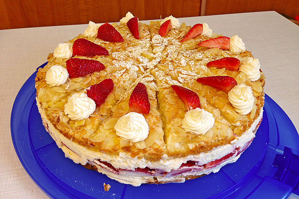 Schneemousse-Erdbeertorte Schneemousse-Erdbeertorte