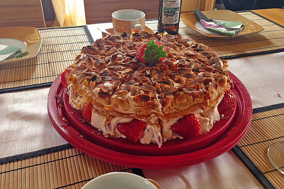 Schneemousse-Erdbeertorte Schneemousse-Erdbeertorte