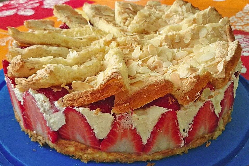 Schneemousse-Erdbeertorte Schneemousse-Erdbeertorte