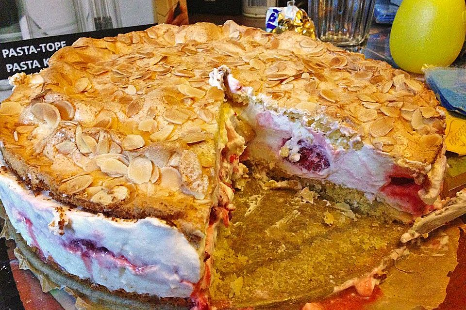 Schneemousse-Erdbeertorte Schneemousse-Erdbeertorte