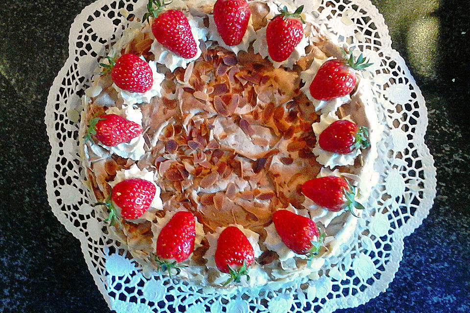 Schneemousse-Erdbeertorte Schneemousse-Erdbeertorte