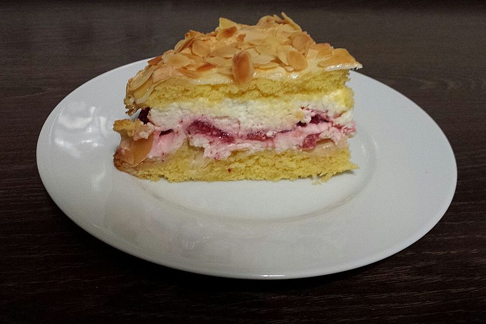 Schneemousse-Erdbeertorte Schneemousse-Erdbeertorte
