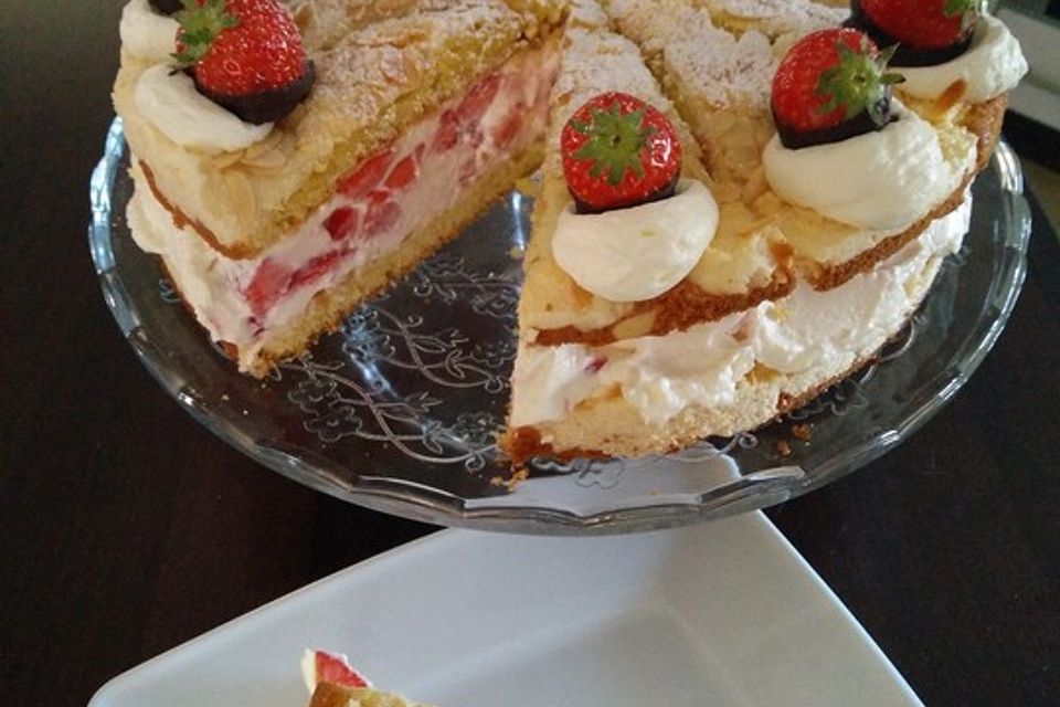 Schneemousse-Erdbeertorte Schneemousse-Erdbeertorte